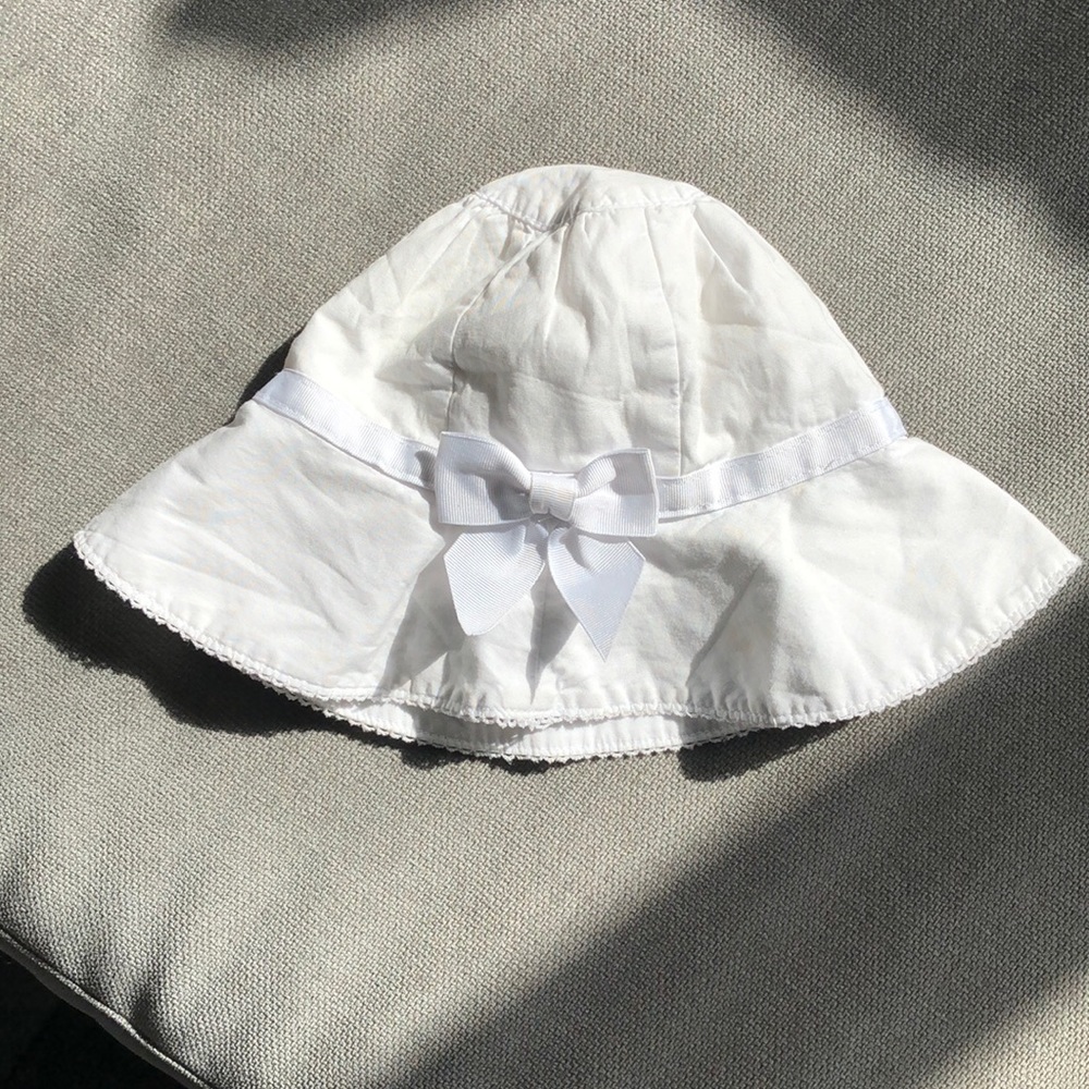 Janie and jack white sun hat 0-3 months with Velcro strap
